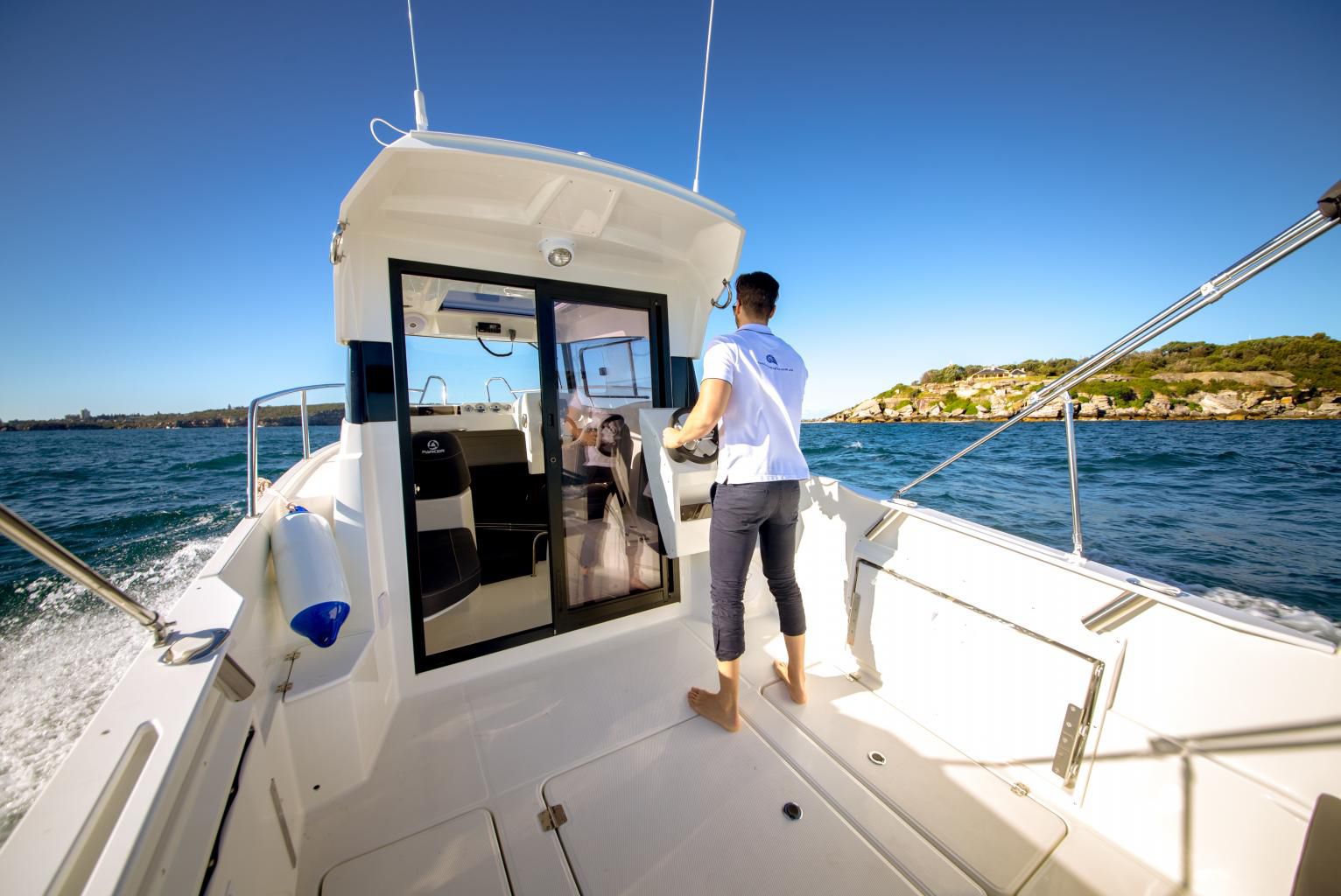 Barco De Motor De Pesca Paseo Fueraborda Pilothouse Parker