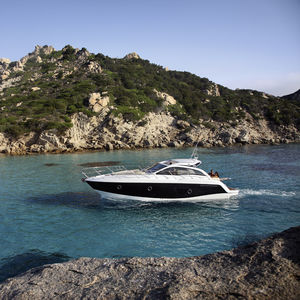 barco cabinado intraborda / casco de planeo / con hard-top / 12 personas máx.