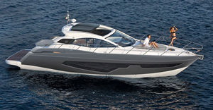 barco cabinado intraborda / casco de planeo / con hard-top / IPS