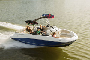 runabout stern-drive / fueraborda / con doble consola / bow-rider