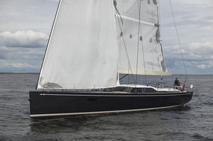 yate de vela de regata y crucero / con popa abierta / de carbono / con 2 camarotes