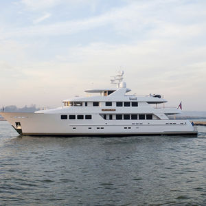 superyate de crucero / raised pilothouse / de desplazamiento