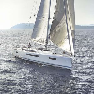 monocasco / de crucero / con deck saloon / con 3 o 4 camarotes