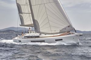 monocasco / de crucero / con popa abierta / con deck saloon