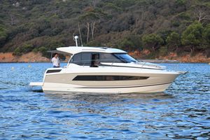 barco cabinado intraborda / bimotor / con hard-top / de crucero