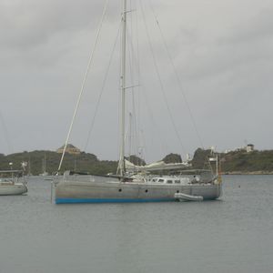 yate de vela de crucero / con popa abierta / de aluminio / con 2 camarotes