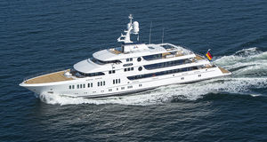 megayate de crucero / raised pilothouse