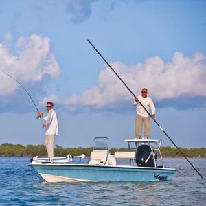 bay boat fueraborda / con consola central / de pesca deportiva / 5 personas máx.