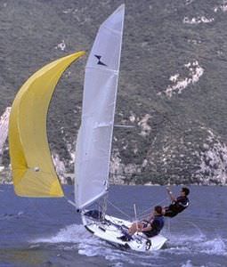 vela ligera doble / de regata / spinnaker asimétrico / trapecio simple