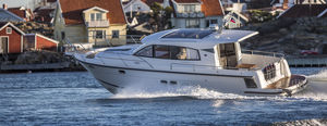 barco cabinado intraborda / con hard-top / 12 personas máx. / con 6 literas