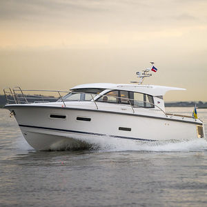 barco cabinado intraborda / con hard-top / 8 personas máx. / con 6 literas