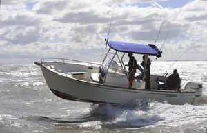 barco open fueraborda / casco de planeo / con consola central / open