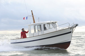barco de motor de pesca-paseo fueraborda / intraborda / con caseta de timón / 8 personas máx.