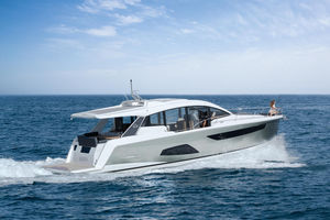 yate a motor de crucero / con hard-top / con 3 camarotes