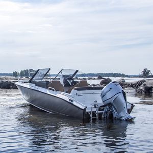 runabout fueraborda / con doble consola / bow-rider / de pesca deportiva