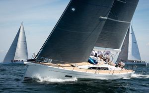 yate de vela de regata y crucero / con 3 camarotes / con bauprés / con doble rueda de timón