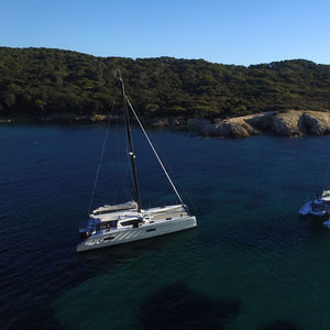 catamarán / de crucero / con popa abierta / con 3 camarotes