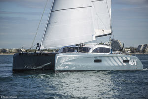 catamarán / de crucero / con popa abierta / con mástil de carbono