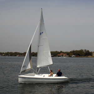 monocasco / day-sailer / con popa abierta / de fibra de vidrio