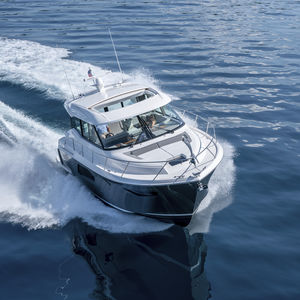 yate a motor de crucero / clásico / con hard-top / con caseta de timón
