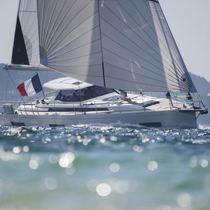 yate de vela de gran crucero / con center cockpit / de fibra de vidrio / con 3 camarotes