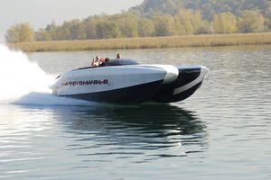 barco cabinado intraborda / de deporte / offshore