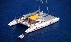 catamarán / de chárter / con popa abierta / con deck saloon