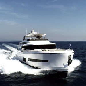 yate a motor de crucero / con fly / de desplazamiento / con 3 camarotes