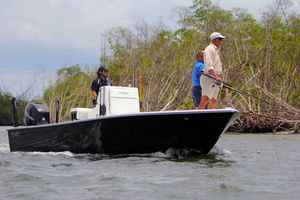 bay boat fueraborda / con consola central / de pesca deportiva