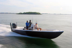 bay boat fueraborda / con consola central / de pesca deportiva
