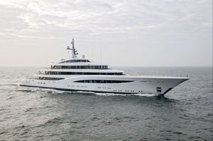 megayate de crucero / con caseta de timón / con helipuerto