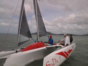 trimarán / de regata / con popa abierta / de carbono