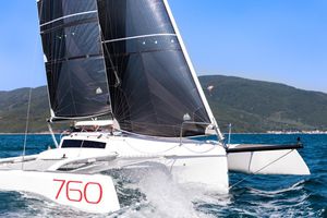trimarán / de crucero / con popa abierta / con 1 camarote