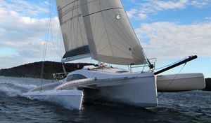trimarán / de regata y crucero / con popa abierta / con 2 camarotes