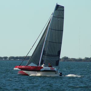trimarán / de regata / con popa abierta / de carbono