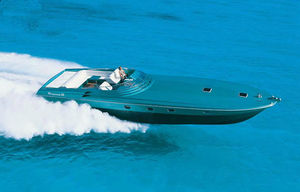 yate a motor de gran velocidad / open / casco de planeo / con 2 o 3 camarotes