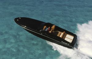 barco cabinado intraborda / offshore / con 2 camarotes