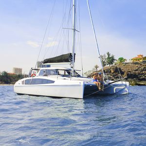 catamarán / de regata y crucero / con popa abierta / con 2 camarotes