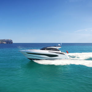 yate a motor de crucero / con hard-top / con cockpit cerrado / con 2 camarotes