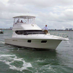 barco cabinado intraborda / diésel / bimotor / con fly