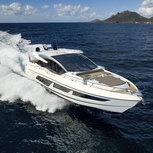 yate a motor de crucero / con hard-top / con 3 camarotes