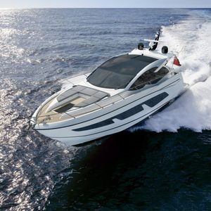 yate a motor de crucero / con hard-top / open / con 2 camarotes