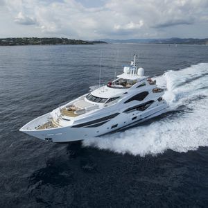superyate de crucero / raised pilothouse / de desplazamiento / con 5 camarotes