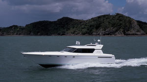 yate a motor de deporte / con hard-top / PRV / de desplazamiento