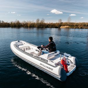 embarcación neumática intraborda / con consola lateral / de deporte / hidrojet