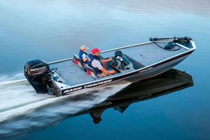 bass boat fueraborda / con consola lateral / de pesca deportiva / 4 personas máx.