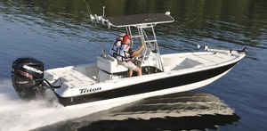 bay boat fueraborda / con consola central / de pesca deportiva / 7 personas máx.