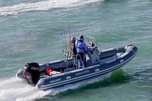 embarcación neumática fueraborda / semirrígida / con consola central / de pesca deportiva