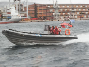 barco militar / fueraborda / embarcación neumática semirrígida
