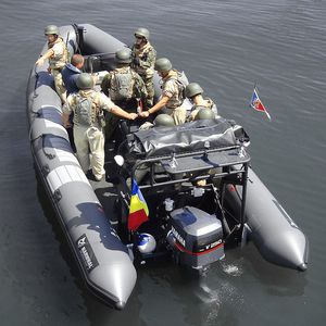 barco militar / fueraborda / embarcación neumática semirrígida
